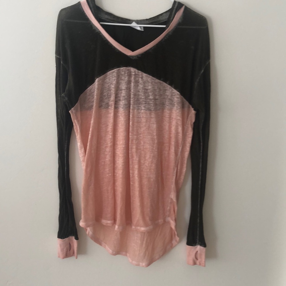Women’s long-sleeved T-shirt with hood.